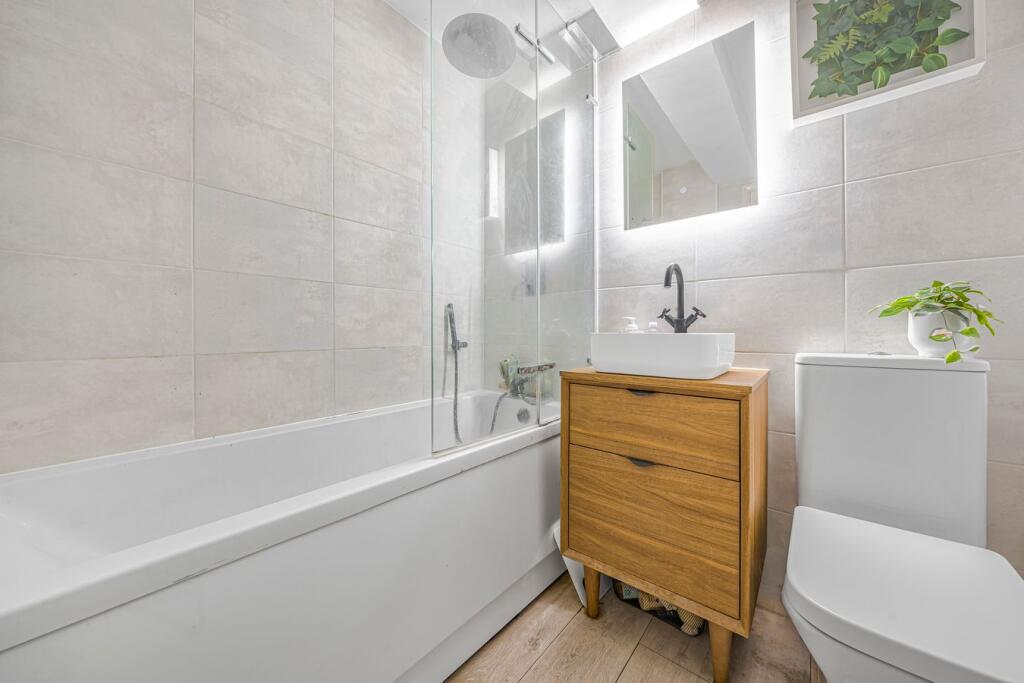 House in Shepperton, Upper Halliford - View 3