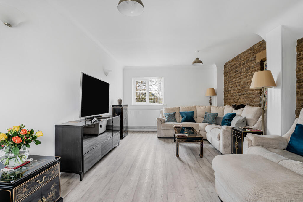 House in Vale of White Horse, Littleworth - More