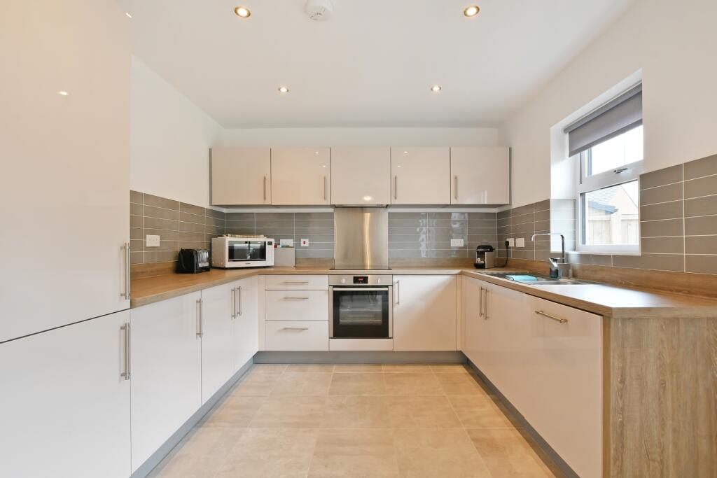 Comley Crescent, Chesterfield, Derbyshire, S41 9SH photo 2