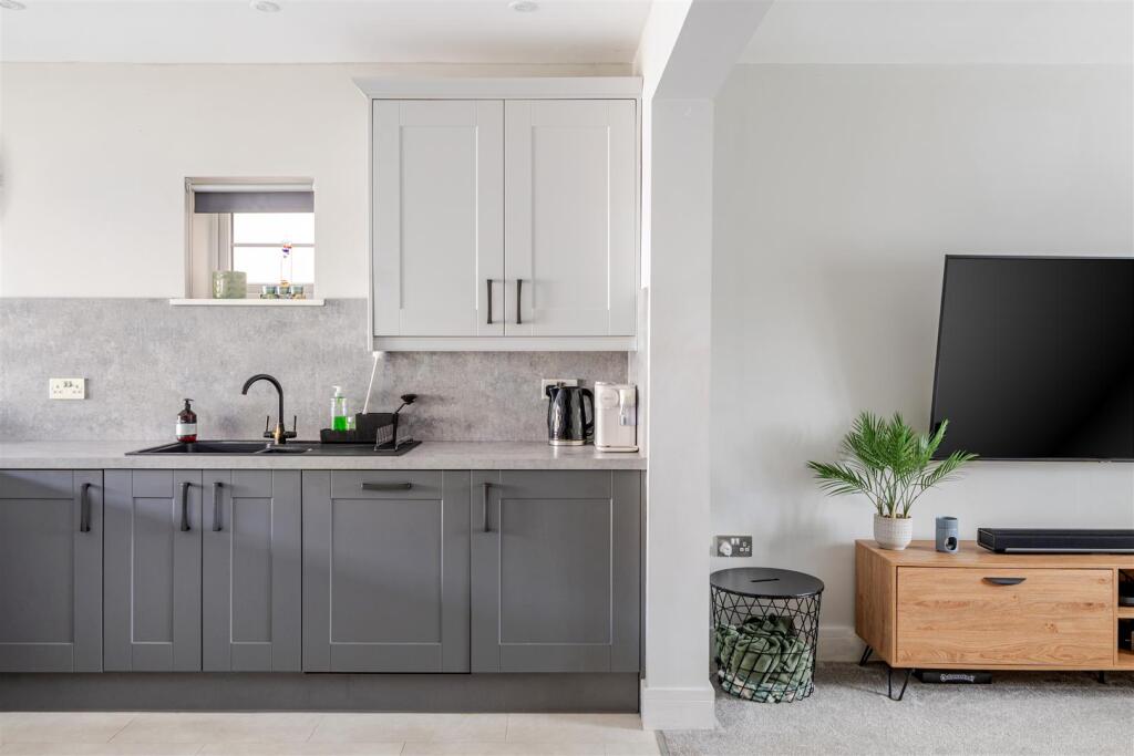 House in Bristol, Hanham Abbots - More