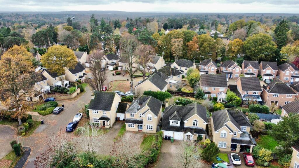 House in Surrey Heath, Bagshot - More