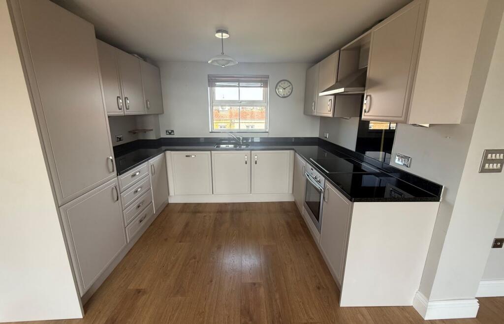 Apartment in Southend-on-Sea - View 3
