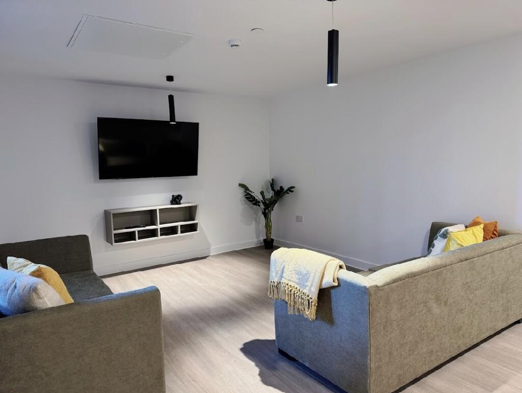 Superior Apartment, City Centre, NG1 - View 5