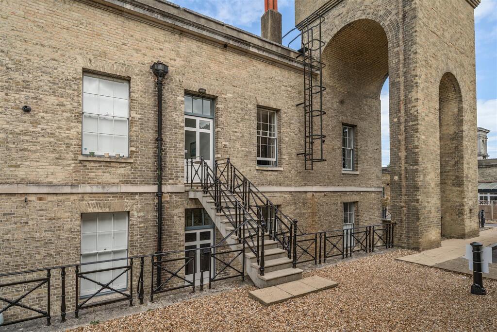 2-bed house on The Officers Quarters, Gosport, £250,000
