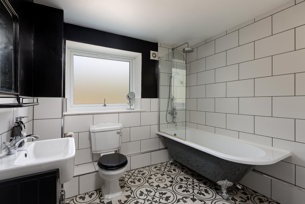Aurum Close, Horley, Surrey, RH6 photo 2
