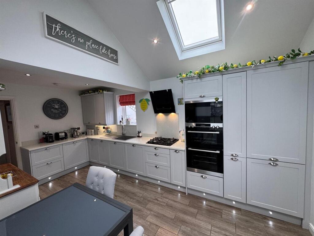 House in Leeds, Robin Hood - View 4