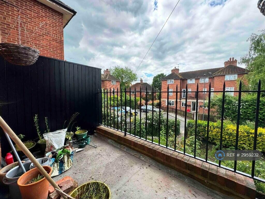 Apartment in Slough - View 5