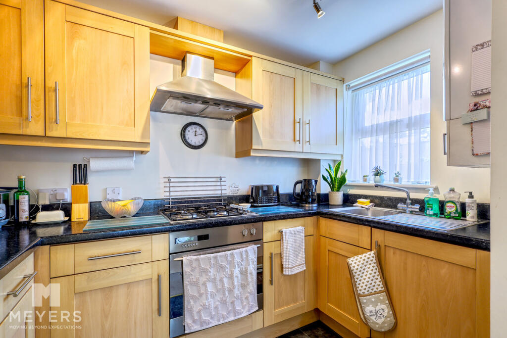 Apartment in Christchurch, Pokesdown, Bournemouth - View 3