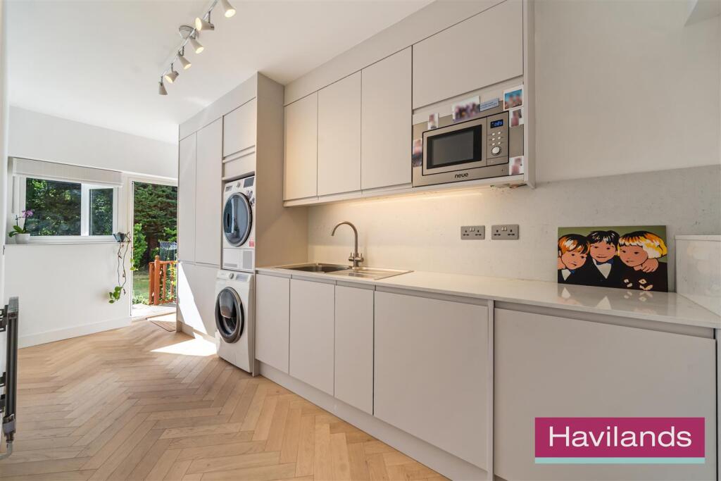 House in London, Winchmore Hill, Edmonton - View 4