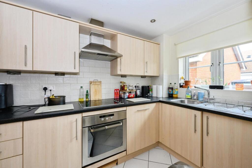 Apartment in Reigate and Banstead, Surrey - View 3