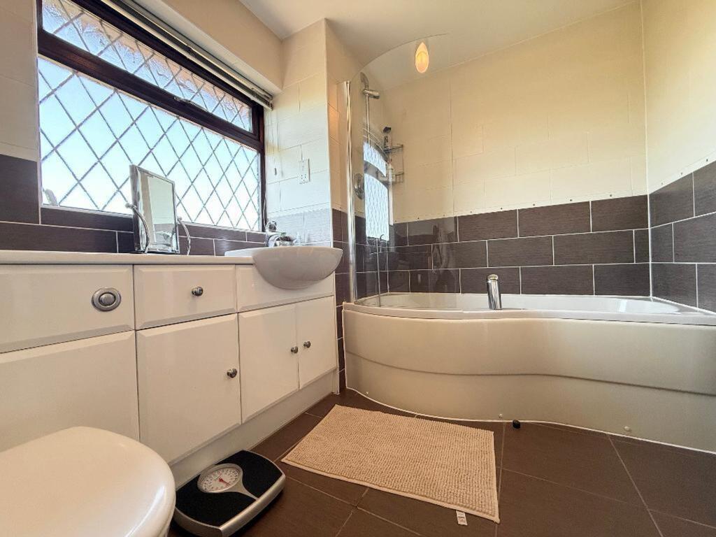 Rowington Close, Luton, LU2 photo 4