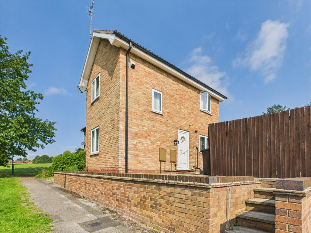 2-bed house on Houghton Court, Oakwood, £175,000