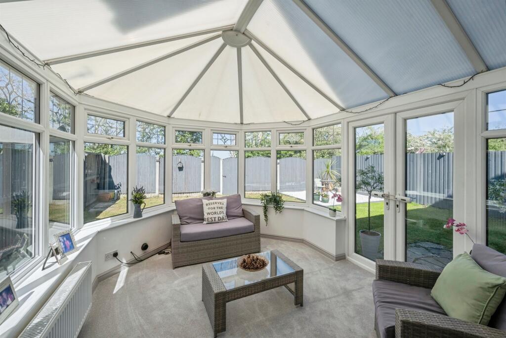 House in Doncaster, Barnby Dun with Kirk Sandall - View 3
