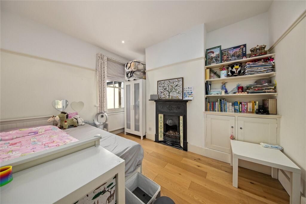 House in Twickenham - More