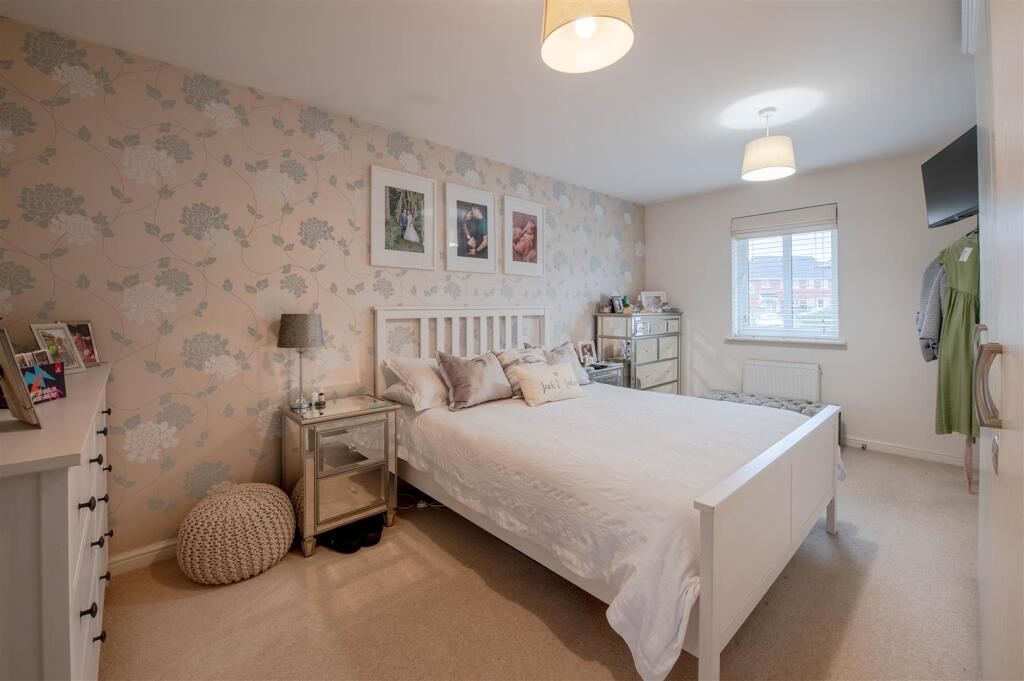 House in Rushden, North Northamptonshire - More