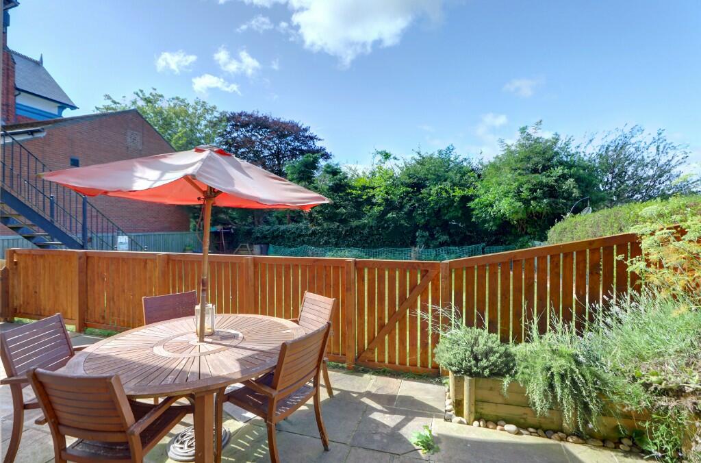 Flat 9, 3 Upgang Lane, Whitby, North Yorkshire, YO21 3DT photo 3