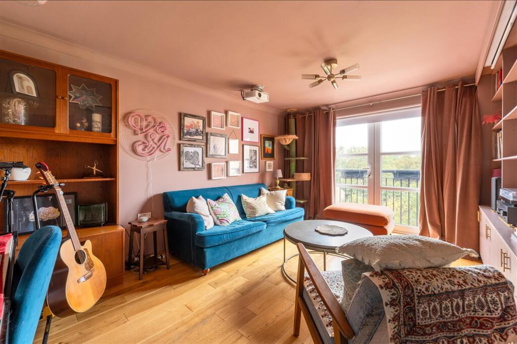 2-bed flat on Buxhall Crescent, Hackney, £425,000