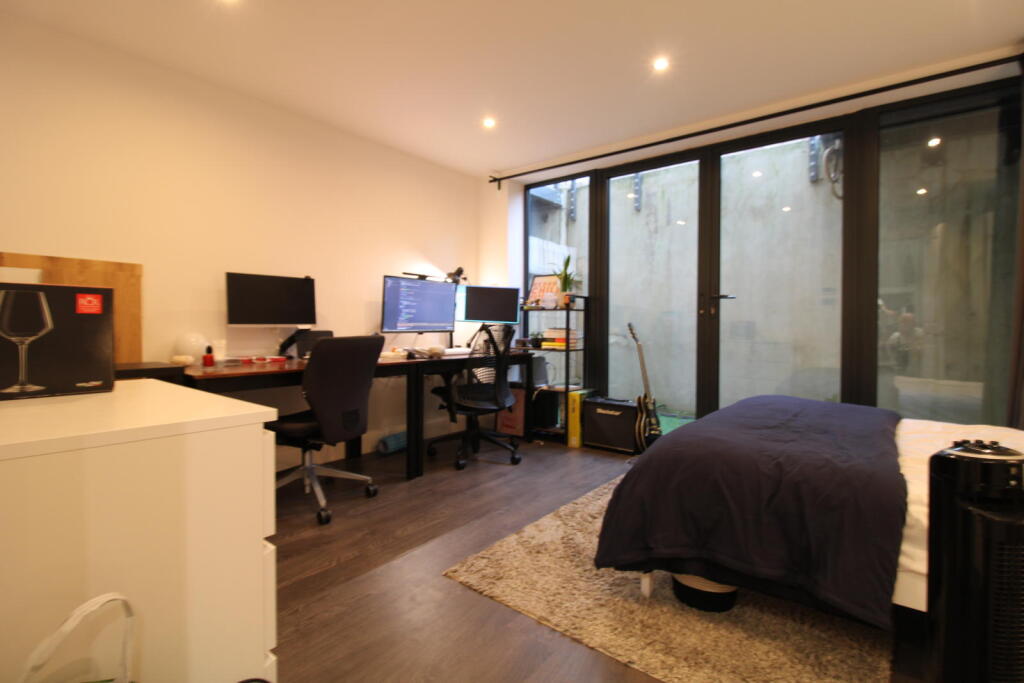 2 bedroom mews property for rent