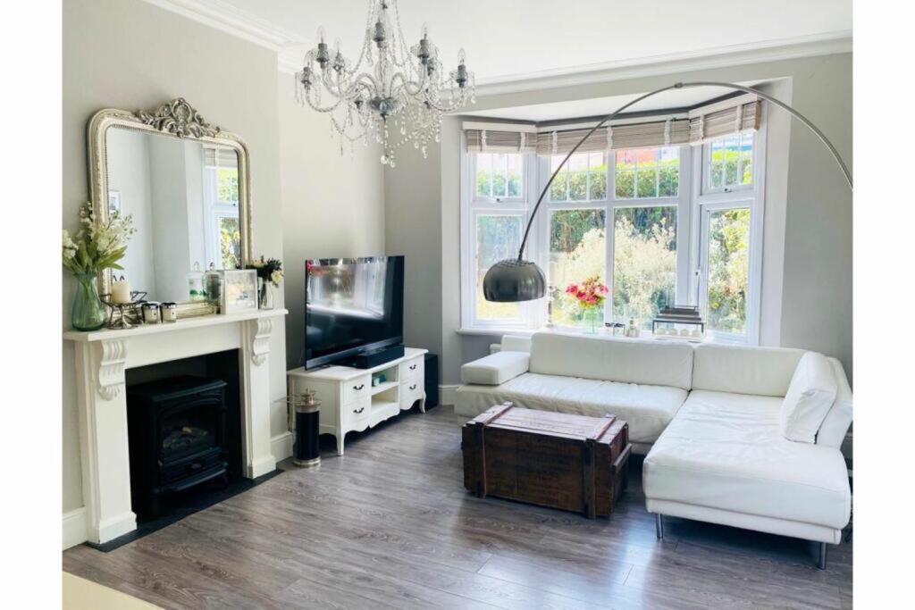 Main image of property: Bedford Avenue, Barnet, EN5