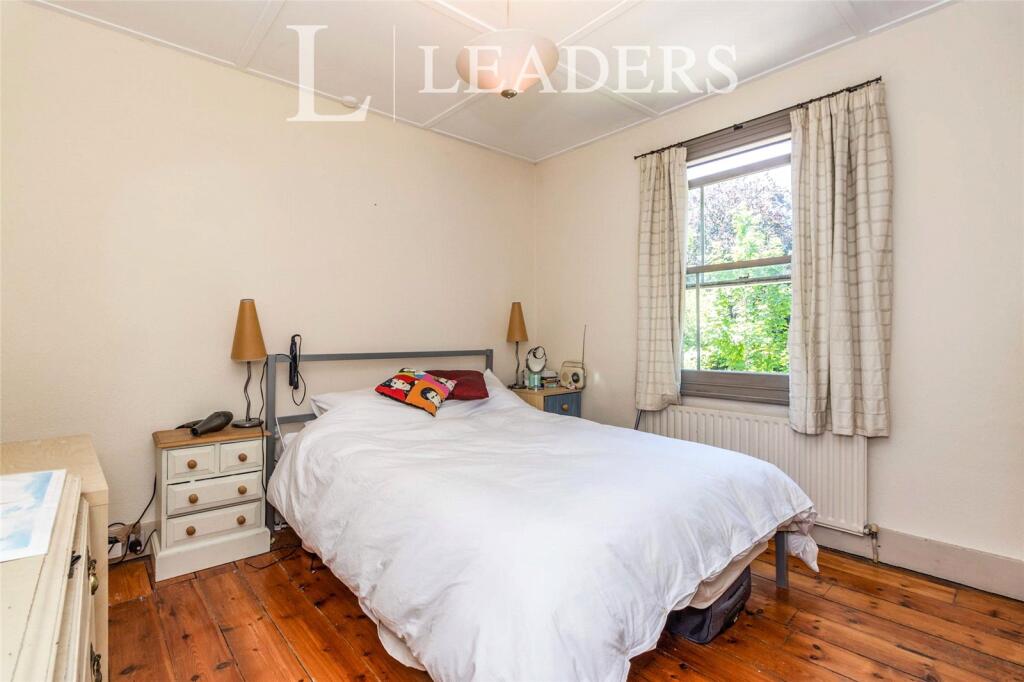 House in Epsom and Ewell, Epsom - More