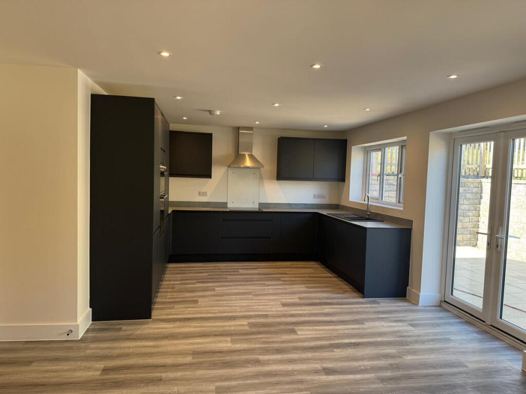 Broadweavers Close, Wincanton, BA9 - View 3
