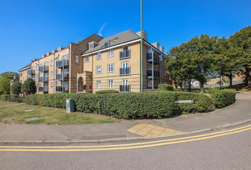 2-bed flat on Constables Way, Hertford, £279,995