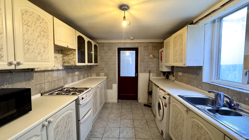 Queens Road, Southall, Greater London, UB2 photo 2