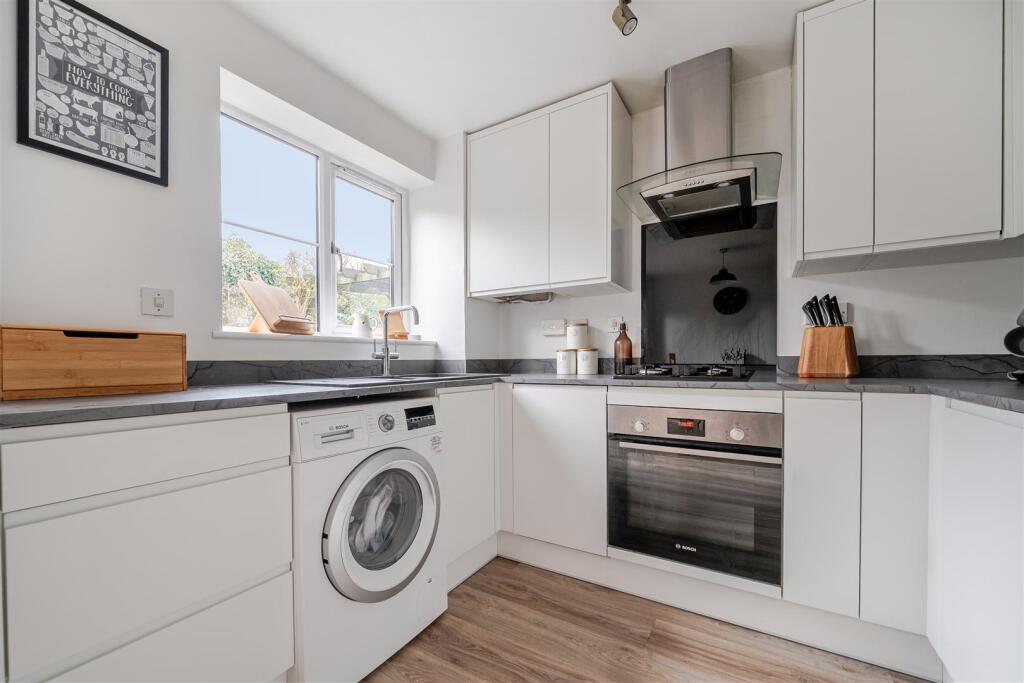 Montague Close, Wokingham, Berkshire, RG40 5PF photo 4
