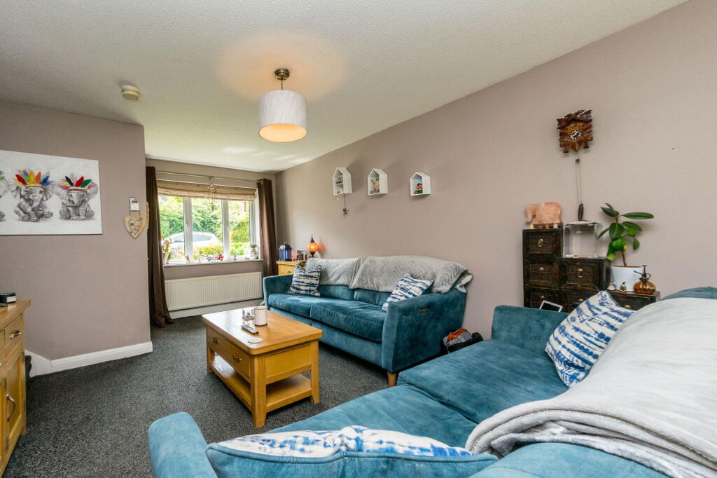 House in Huddersfield, Bromley Park, Denby Dale - More