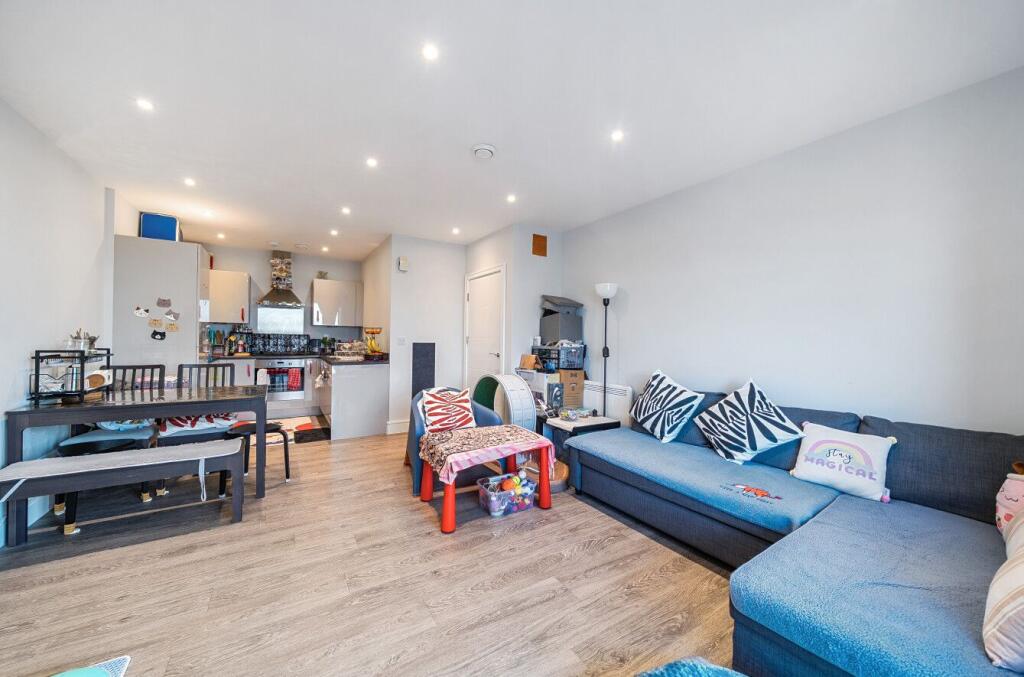 Apartment in Harrow - View 4