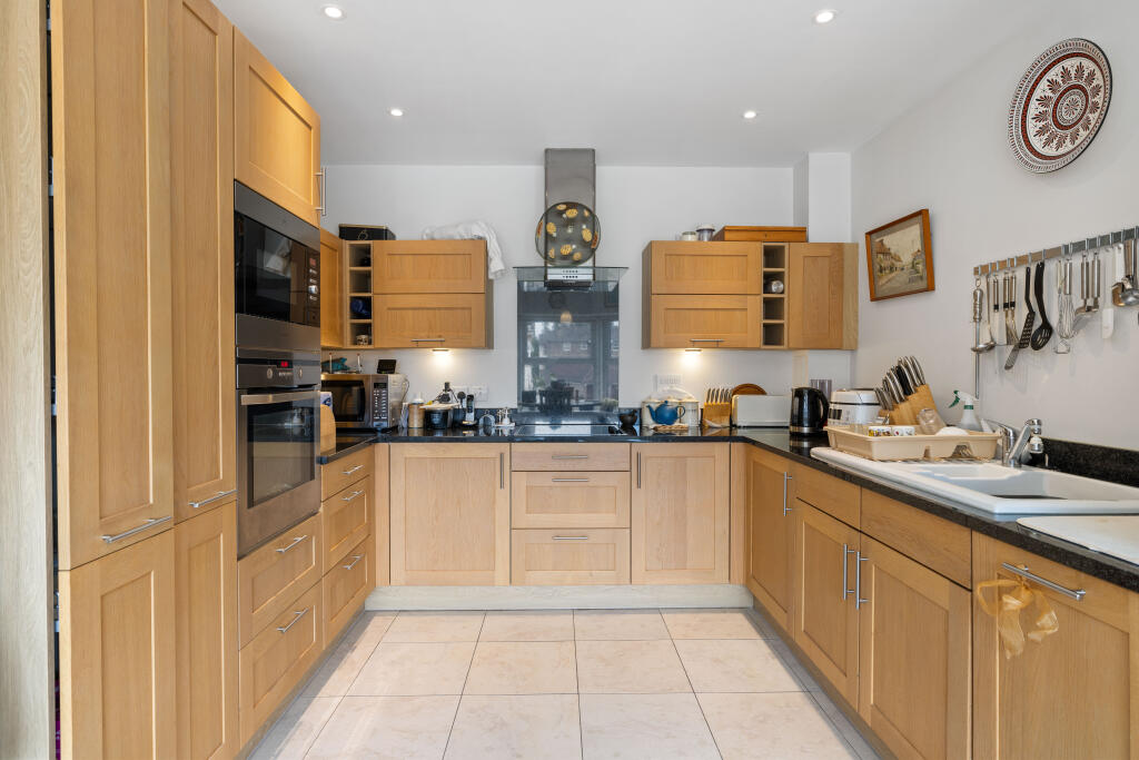 Parham House, Bramshott Place, King George's  Drive, Liphook, Hampshire, GU30 photo 3