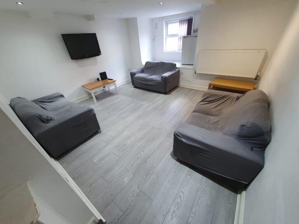 6 bedroom end of terrace house for rent