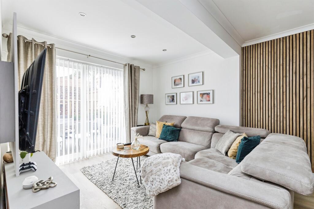 House in Crawley, Gossops Green - View 4