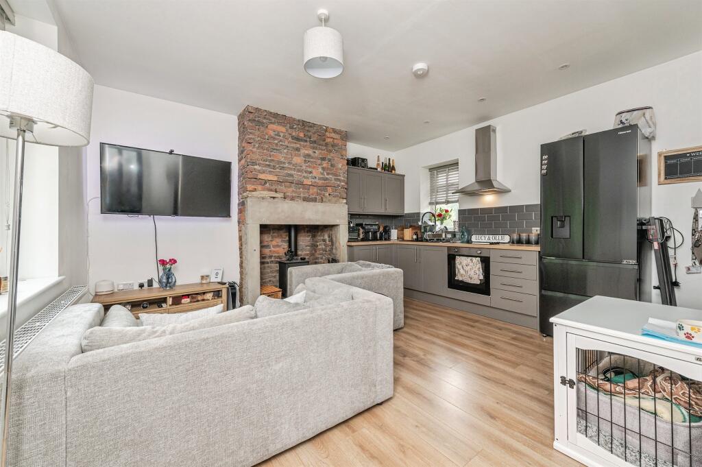 House in Kirklees, Mirfield - View 2