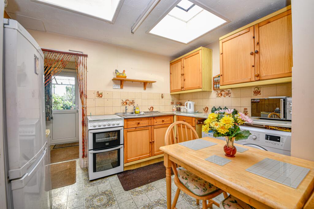 House in Eastleigh, Broom Hill, Allbrook - More