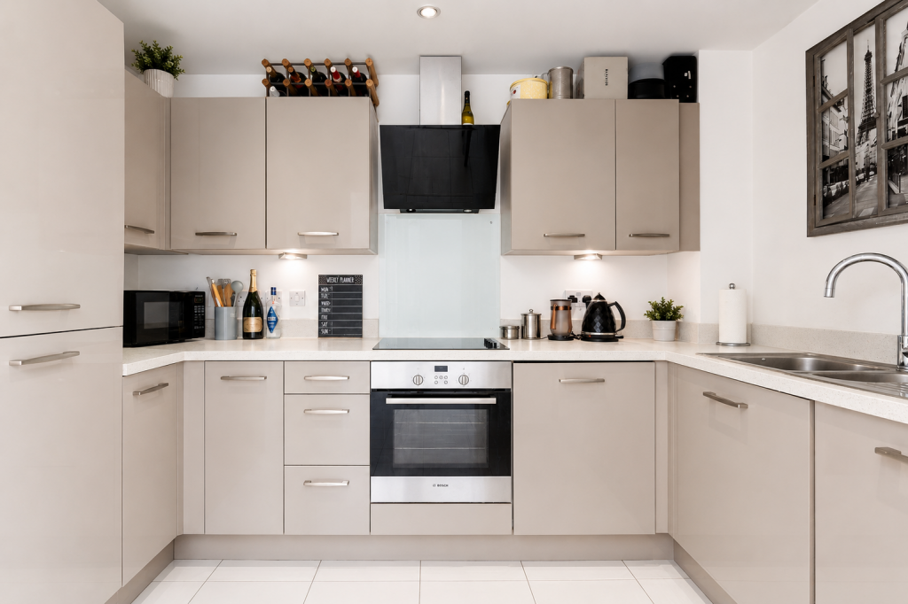 Apartment in Kingswood, The Square, Stoke Park and Cheswick - View 3