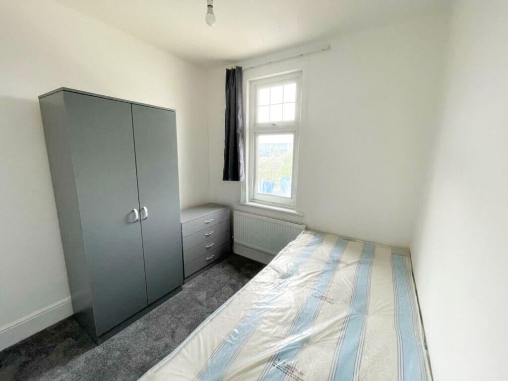 Main image of property: Room 2, Basingstoke Road, Reading RG2