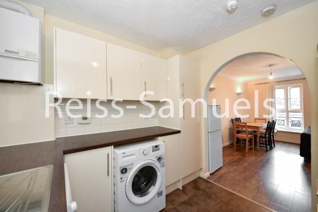 5 bedroom semi-detached house for rent