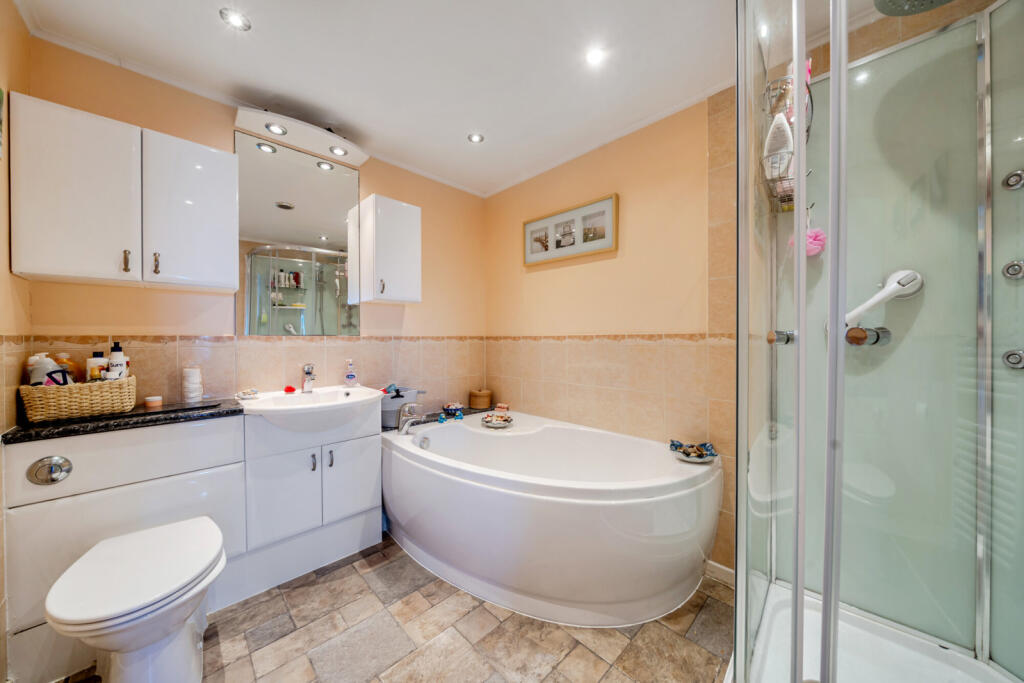 House in Orpington, Poverest, St Mary Cray - More