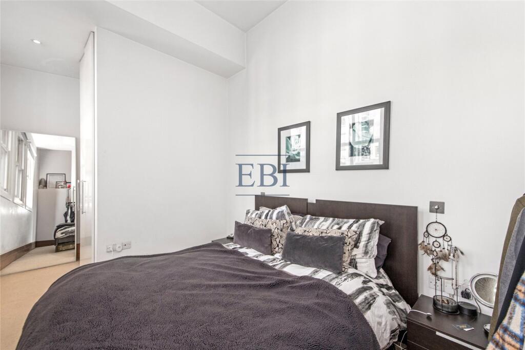 Apartment in London, East Smithfield, Whitechapel - More