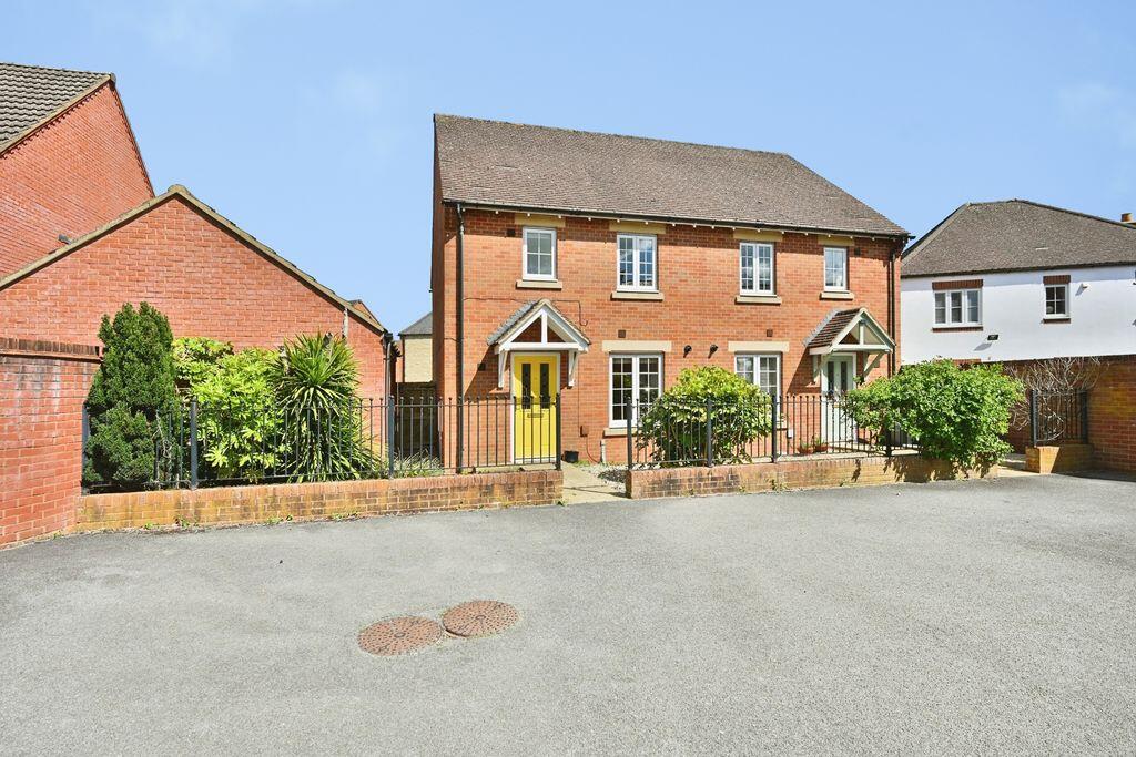3-bed semi-detached on Alicia Close, Taw Hill, Swindon, £287,500
