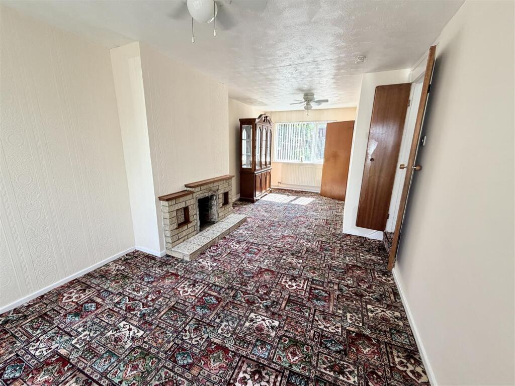 House in Tycroes, Llanedi - View 2