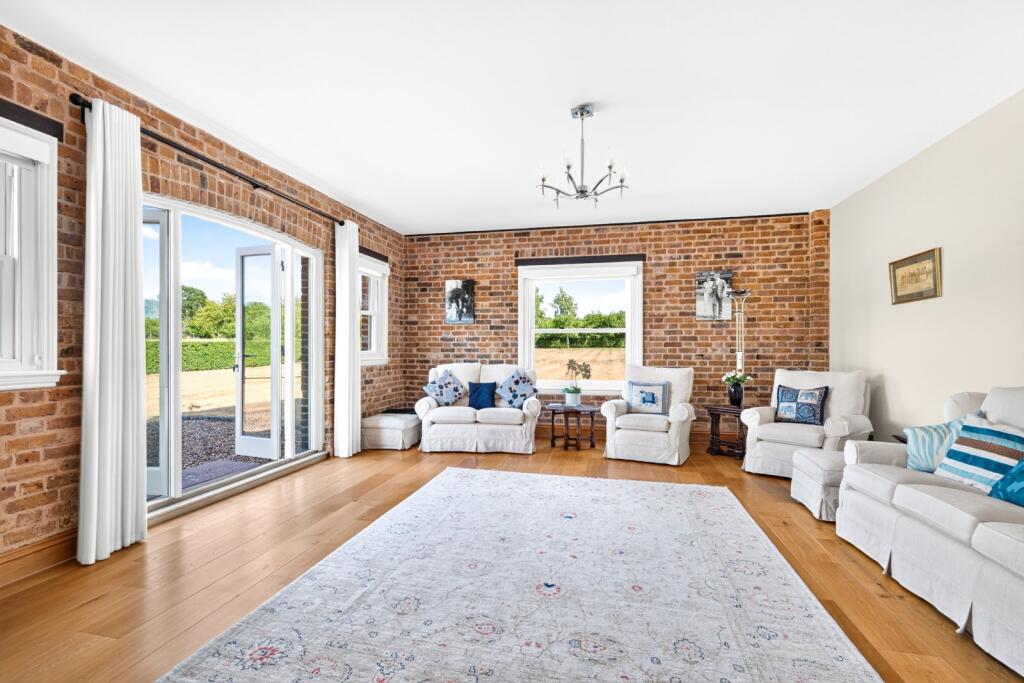 House in Epping Forest, Waltham Abbey - More