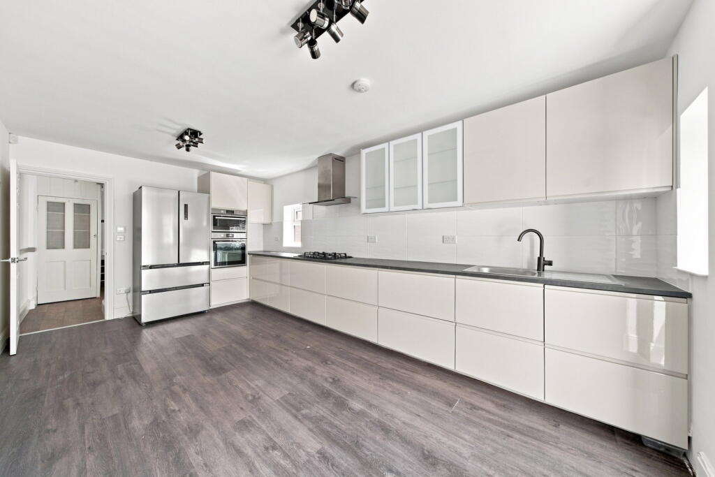 House in London - View 2
