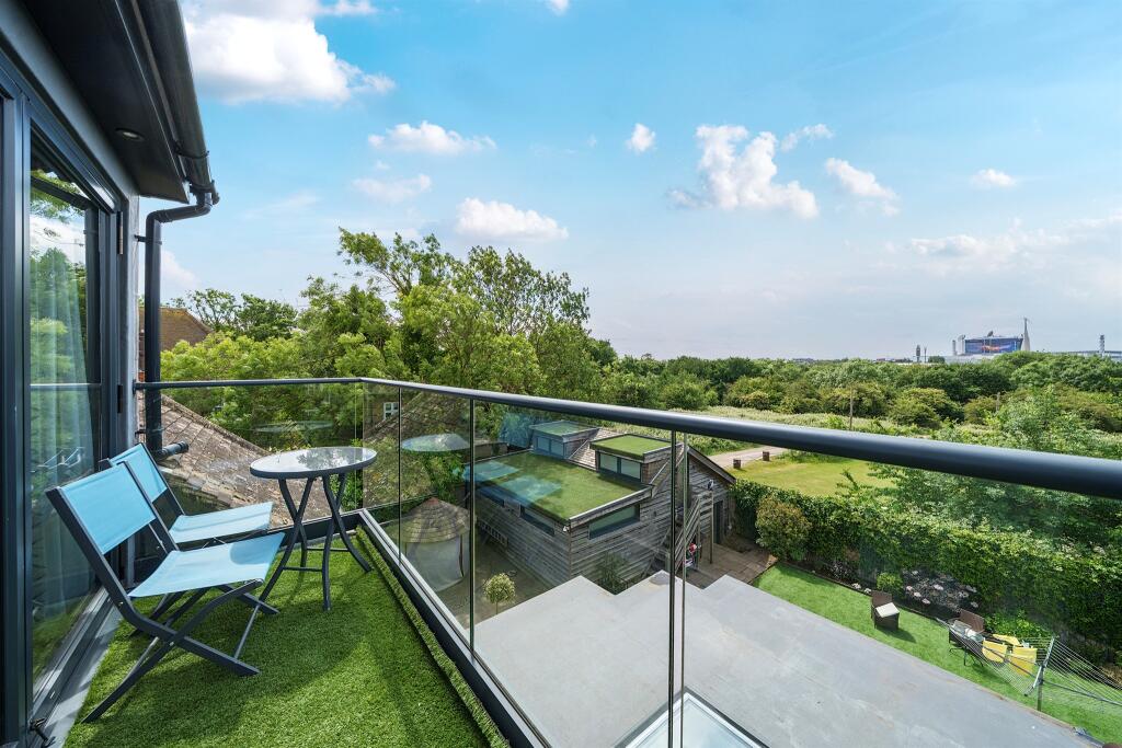 House in Brentford, Spring Grove - View 4
