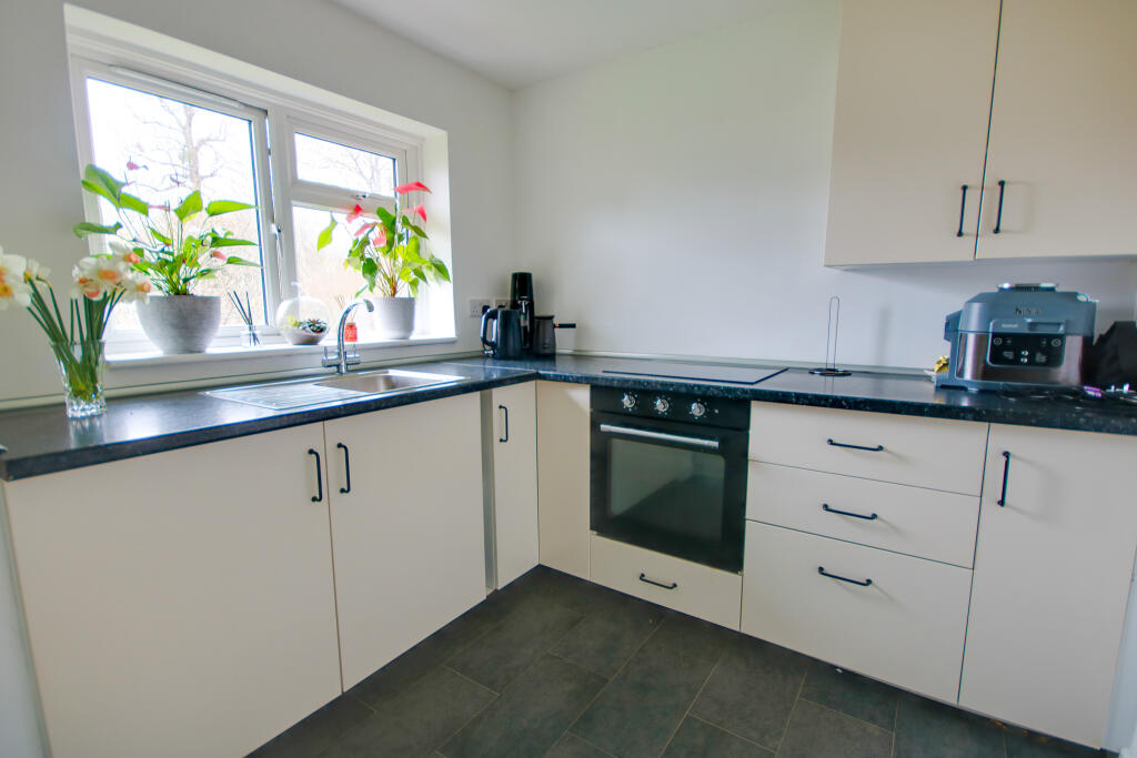 Two Double Bedrooms! Modern Kitchen! Utility Room! photo 2