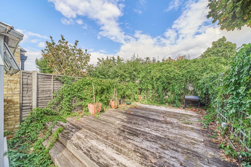House in London, Summerstown - More