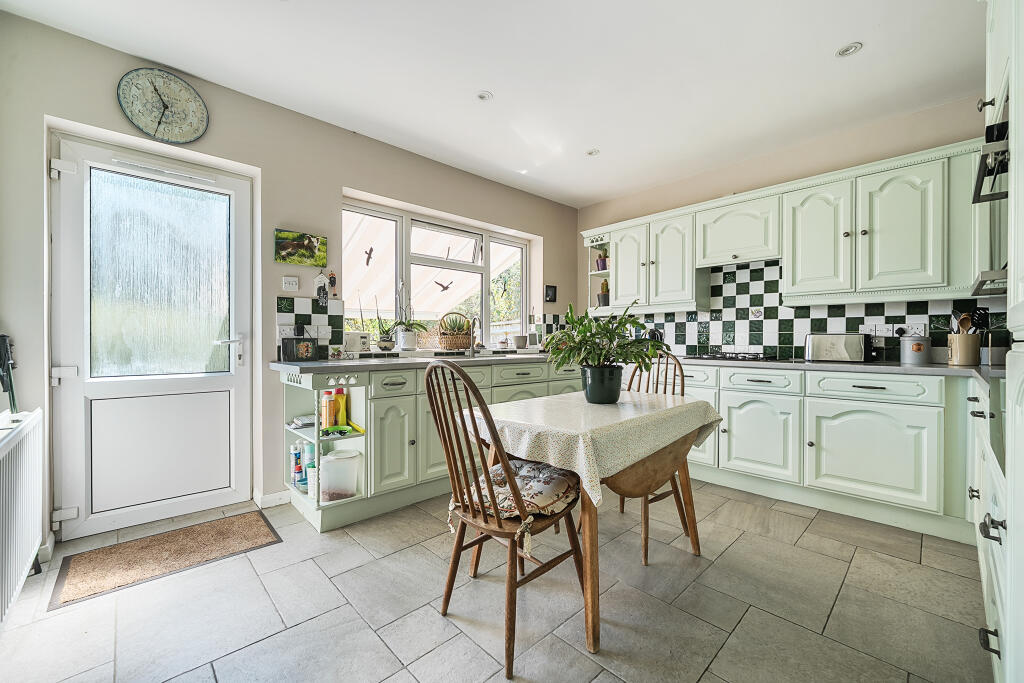 East Gardens, Ditchling, BN6 photo 2