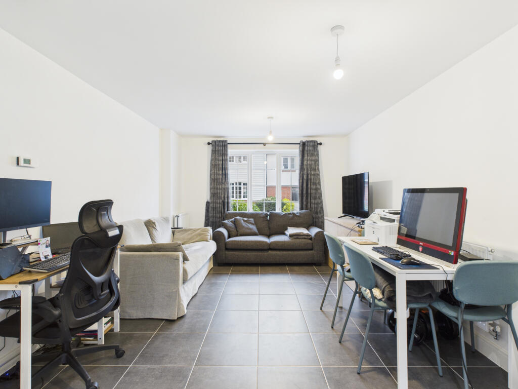 Clover Rise, Woodley, RG5 4WL photo 2