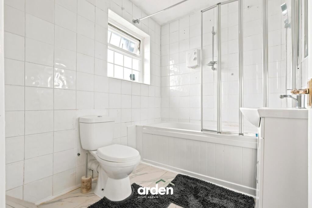 House in Redditch, Lakeside - More